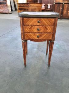 Elegante mesa de cabeceira Luís XVI em bois de rose - Restaurada (em andamento)_car 1844